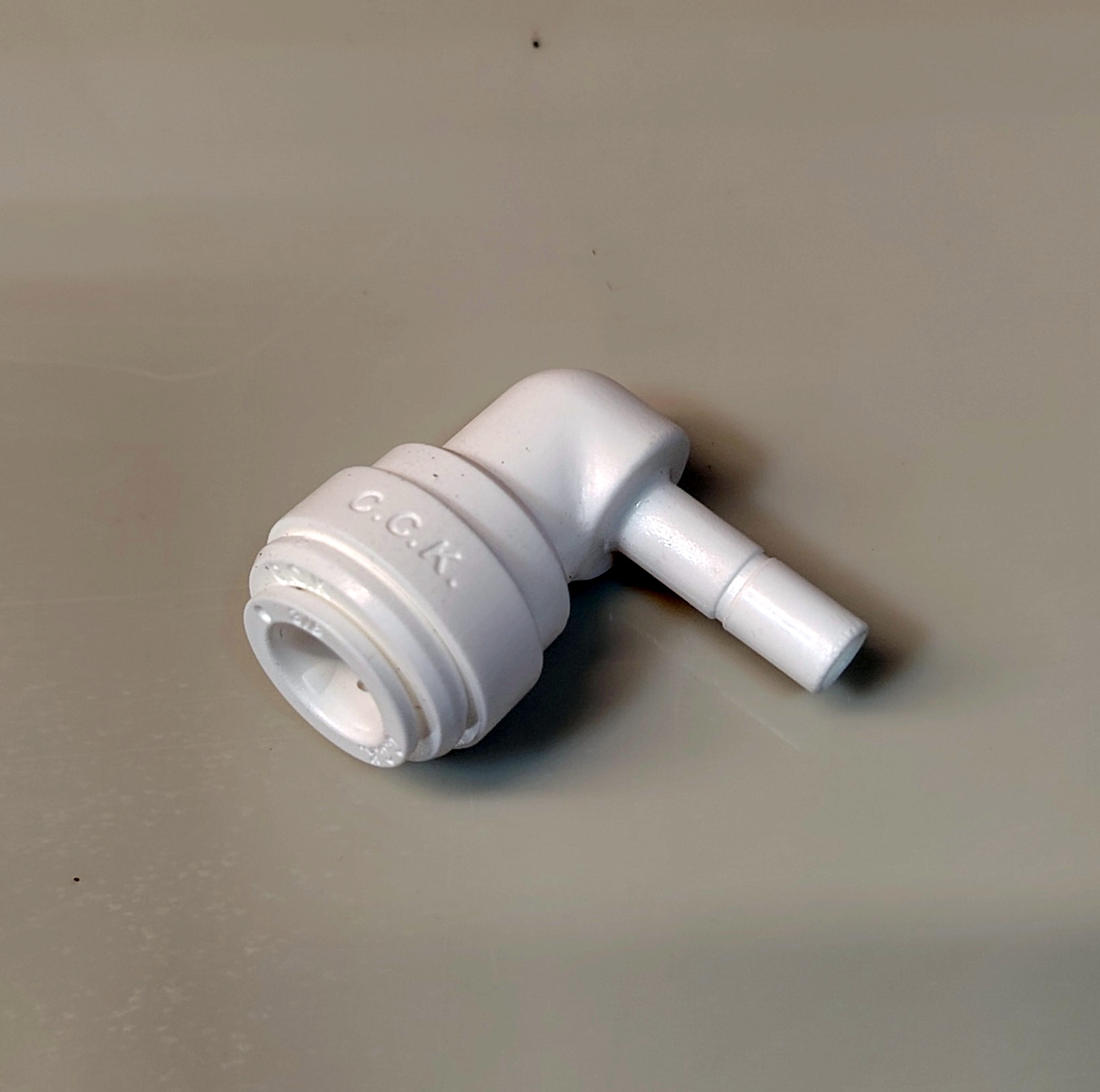 Уголок 3/8" трубка - 1/4" гладкий штуцер JG